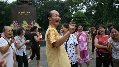 Thày dạy yoga Lê Anh Sơn cũng là chủ nhiệm CLB luôn là người dẫn dắt mọi người tập.